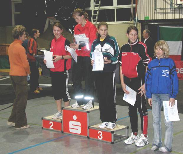 Bei der Siegerehrung In Clarholz überreichte Bundestrainerin Birgitte Kurschilgen, besser bekannt unter ihrem Mädchennamen Holzapfel, Urkunde und Medaille an Sarah Reuter (auf dem Treppchen ganz links).