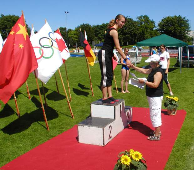 Gratulation bei der Siegerehrung für die neue Münsterlandmeisterin Sarah Reuter. Ihren Hochsprungtitel gewann sie mit neuer persönlicher Bestleistung von 1,57 Meter. Mit 1,58 Meter schaffte sie bei den Westdeutschen Meisterschaften den achten Platz.