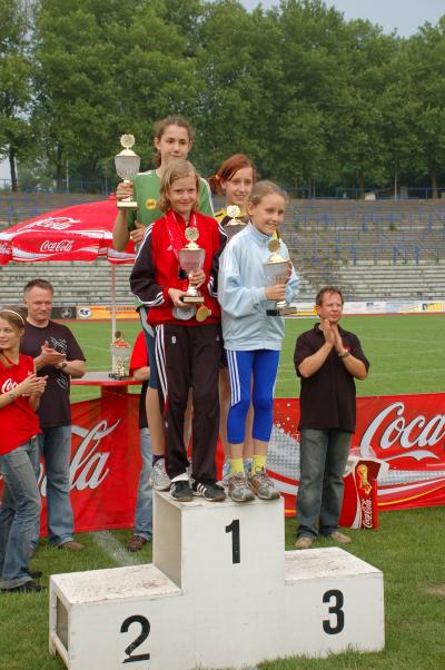 Ehrung der besten weiblichen Leistungen in den Altersklassen. Nadine bekommt für ihre hervorragenden Weitsprungleistung von 4,33m einen Pokal vom Sponsor des Schülersportfestes.