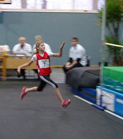 Henrike Weiser im Anlauf zum Sprung über 1,32m.