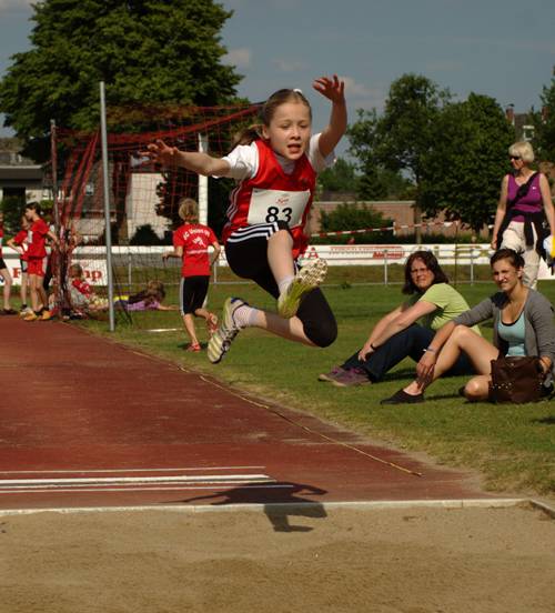Carla Weiser beim Weitsprung. Mit 3.60m sprang sie nahe an ihre Bestleistung heran. Mit 1,08m im Hochsprung sprang sie bei den 10-jährigen Mädels am höchsten.