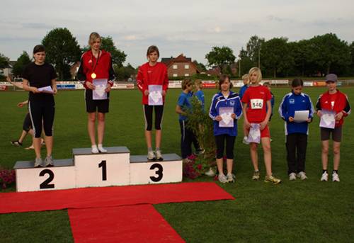 Platz 1 und Platz 7 für die LG Rosendahl im Blockwettkampf Sprint/Sprung mit Nadine Thiemann und Lilli Uhlig.