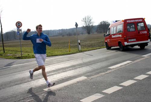 Andre Höing hob schon beim Überqueren der Osterwicker Straße siegessicher den Arm. Er gewann bei den Männern den 5000-Meter-Lauf rund um Schloss Darfeld.