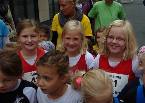 Alina Riermann, Fenja Telger und Johanna Lobbe im Startpulk zum Start der W6-W9 über 1.000m. Fenja Telger kam als 7. Läuferin ins Ziel und belegte in ihrer Altersklasse Platz 5.