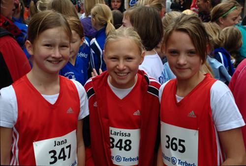 Jana Riermann, Larissa Boom und Sophie Volmer vor dem Start der 10 - 15-jährigen Mädchen.