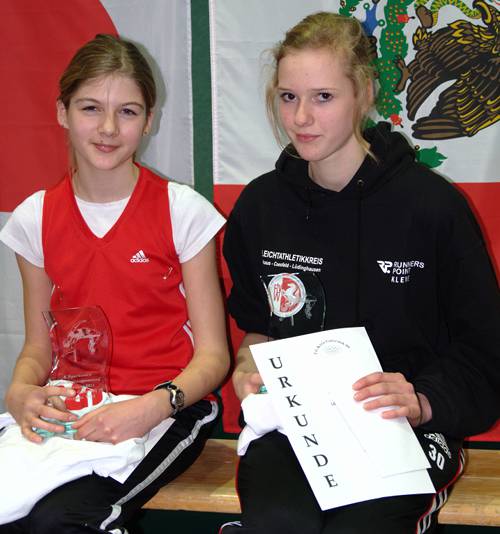 Henrike Weiser (links) und Nadine Thiemann mit Rekord siegten beim 8. Hochsprungmeeting in Clarholz.