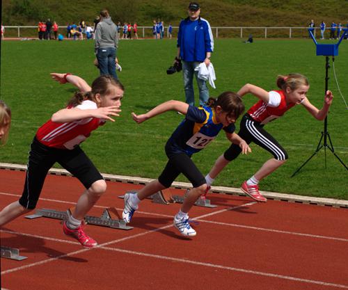 Start zum 50m Sprint von Maike Schulenkorf (links) und Carla Weiser (rechts)