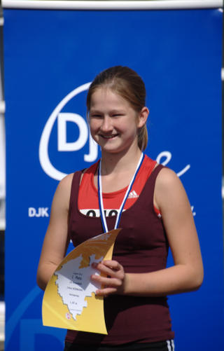 Jana Riermannn zum ersten Mal bei der Siegerehrung auf Platz 1.
