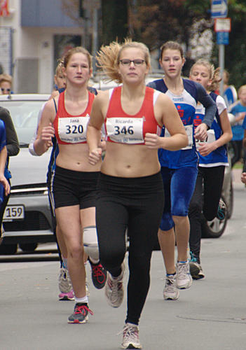 Hier liegt Ricarda Hemsing noch vor Jana Riermann (links). Im Ziel war Jana Riermann mit 3:52min eine Sekunde schneller als Ricarda. 