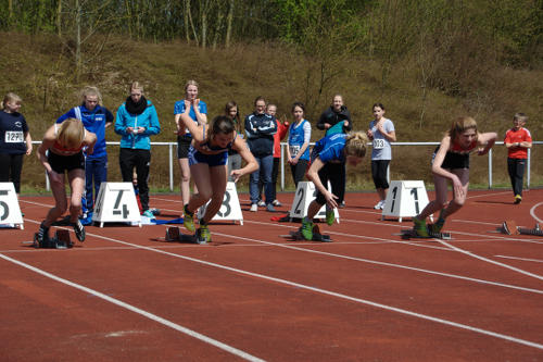 Neue Bestleistung für Henrike Weiser (rechts) über 100m. Mit 13,95 sek. wurde sie Dritte in der Altersklasse W15. Kerstin Schulze Kalthoff (2. von links) verbesserte sich im 800m auf 2:47,24 min.