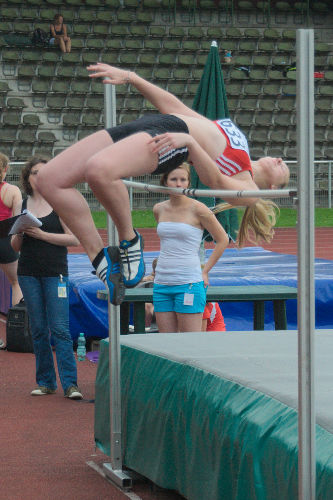 Locker über die 1,54 m floppte Nadine Thiemann in der weiblichen U18. Bei 1,57m passte der Anlauf nicht ganz und so wurde sie Dritte mit übersprungenen 1,54 m 