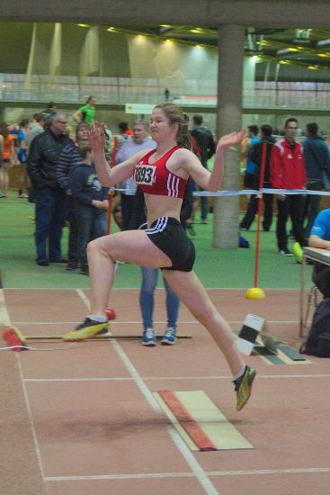 Jana Riermann verschenkte hingegen locker 30 cm bei ihrem Sprung über 4,53m.