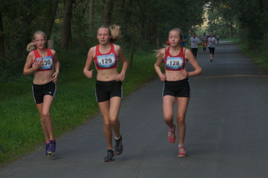 Für Fenja Telger, Larissa Boom und Carla Weiser ging es zum ersten Mal in einen Wettkampf auf die 5 km. Verabredungsgemäß liefen sie bis 500m vor dem Ziel diese Strecke gemeinsam.