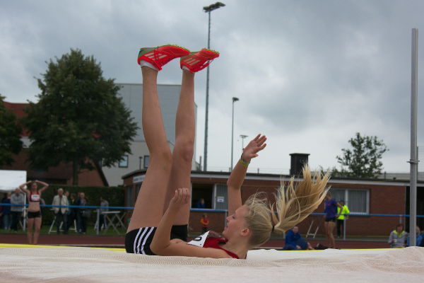 Nicht ganz so hoch hinaus wie vor zwei Wochen in Dülmen ging es diesmal für Julia Niehues. Sie gewann mit 1,35m die Bronzemedaille.