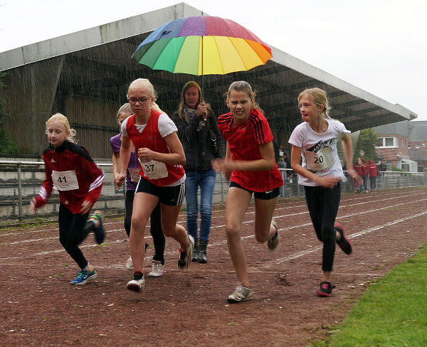 Im strömenden Regen war der 800 Meterlauf der Schülerinnen W 10/W 11 kein Zuckerschlecken. Am Ende siegte Annika Schulze Kalthoff (2.v.re.) vor Marleen Reuver (3.v.re.). Lisa Kerkhoff (Siegerin W 10), und Florentine Deitert (li.) 