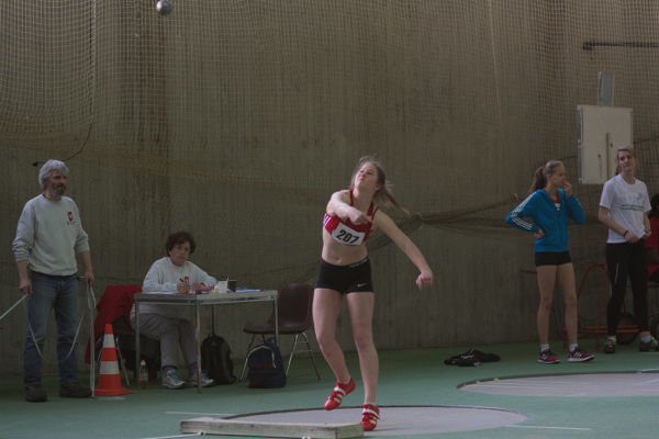 5 von 6 Stößen über 11m. 3 Stöße weiter als ihre alte Bestleistung. Mit 11.93m verbessert Jana Riermann ihre Bestleistung um 43 cm und ist nun bestens vorbereitet für die Westfälischen Hallenmeisterschaften.