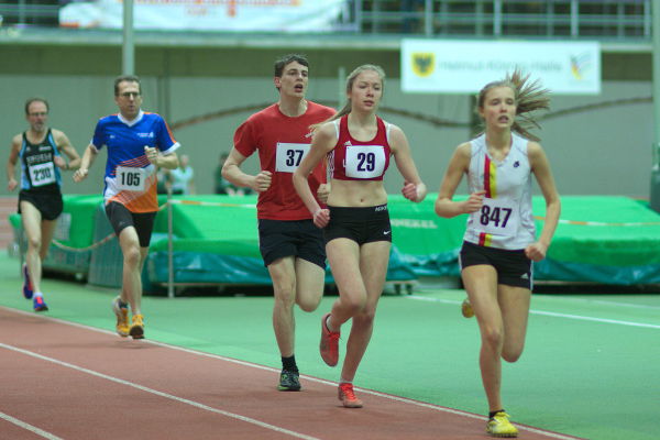Carla Weiser läuft in ihrem zweiten 1.500m Rennen direkt die Norm für die Westfälischen Meisterschaften. Wie ein Uhrwerk spulte sie diesmal ihre siebeneinhalb Runden herunter.