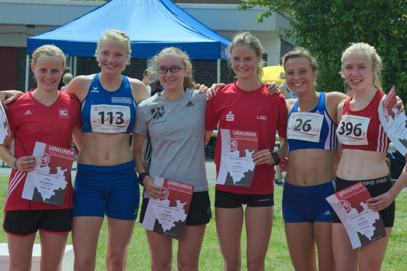Gruppenbild nach der Siegerehrung der weiblichen Jugend U18 über 1.500m 