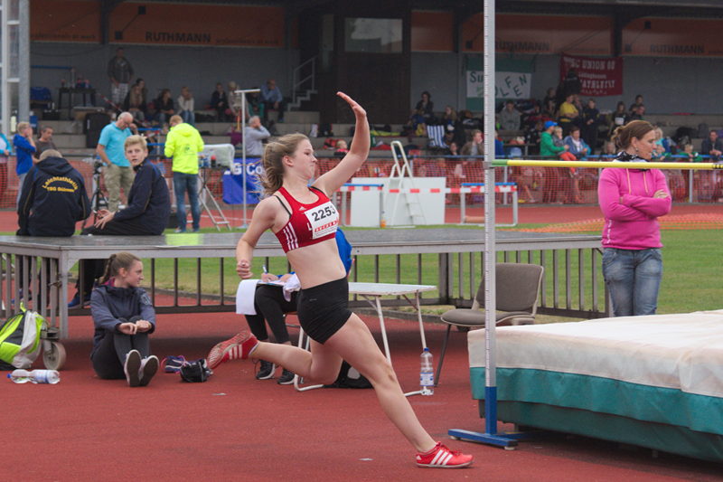 Unsere Werferin Jana Riermann kann auch Hochsprung. Mit 1,43m holt sie sich die Bronzemedaille in der W15.