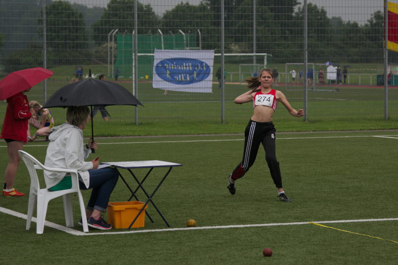 Auch der rutschige Kunstrasen im Regen kann Annika Schulze Kalthoff nicht verunsichern. Dreimal warf sie den 200 Gramm Ball über 38m weit. Mit 38,50m gewinnt sie ihren zweiten Münsterlandtitel.