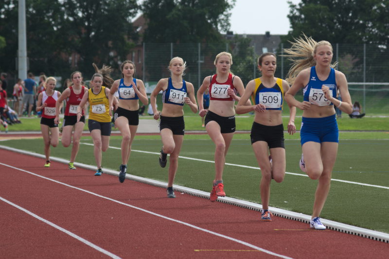 Carla Weiser sortiert sich im 800m Lauf der weiblichen Jugend U18 hinter den beiden Favoritinnen Pauline Meier und Klara Koppe an Position drei ein. Am Ende wird es Platz vier mit neuer Bestzeit von 2:32,88 min.
