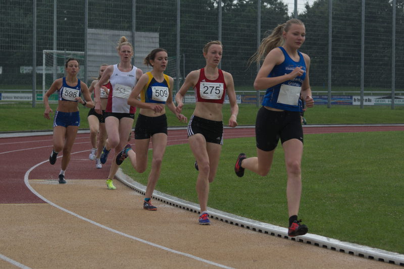 Im Regen ging es auf die 1.500m Strecke. Pauline Meyer und Kerstin Schulze Kalthoff wollten es schnell machen. Beide setzen sich vom Feld ab und werden Münsterlandmeisterin in der U18 und U20.
