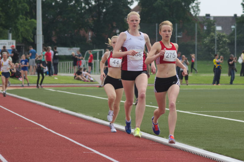 Kerstin Schulze Kalthoff wollte schnell laufen über die 800m und lief gleich im Frauenfeld vorne weg. Johanna Gerwin, als schnellste Frau, sortiert sich gerne direkt dahinter ein. 