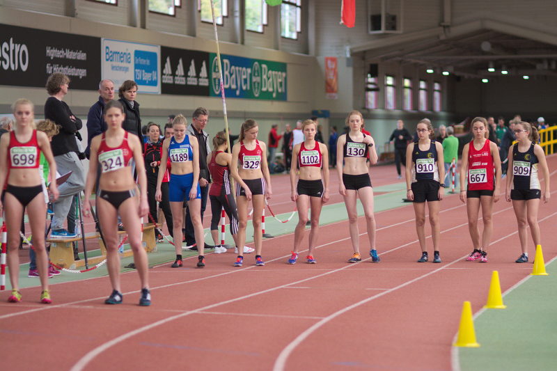 Startaufstellung für den 1.500m Lauf der weiblichen Jugend U20 und der Frauen