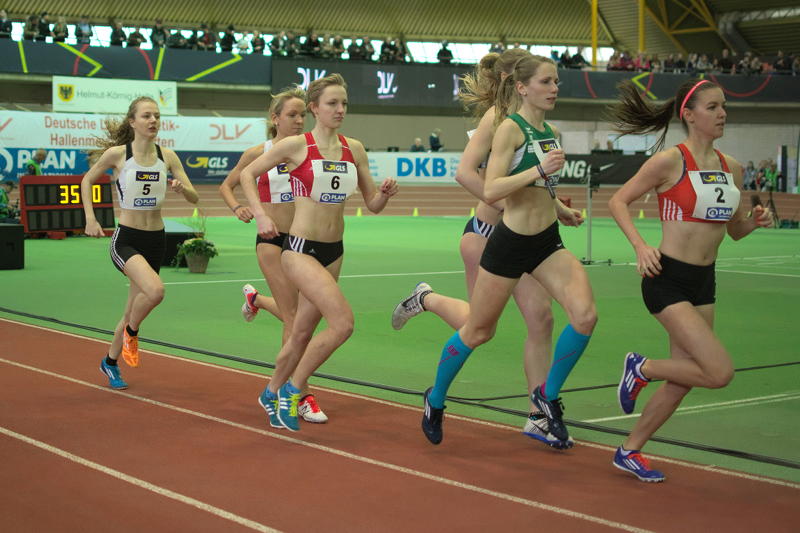 Obwohl es nicht ihre Spezialstrecke war, hielt Kerstin Schulze Kalthoff (3.v.I.) in ihrem Vorlauf über 1500 Meter bei den Deutschen Meisterschaften in Dortmund lange Zeit mit.