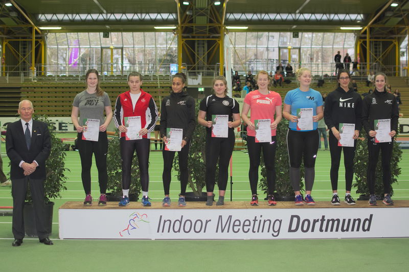 Feierliche Siegerehrung im Kugelstoßen der weiblichen Jugend U18: Nach der errungenen Westfalenmeisterschaft in Bielefeld gewann Jana Riermann (2.v.I.) nun auch die NRW-Meisterschaft in Dortmund.