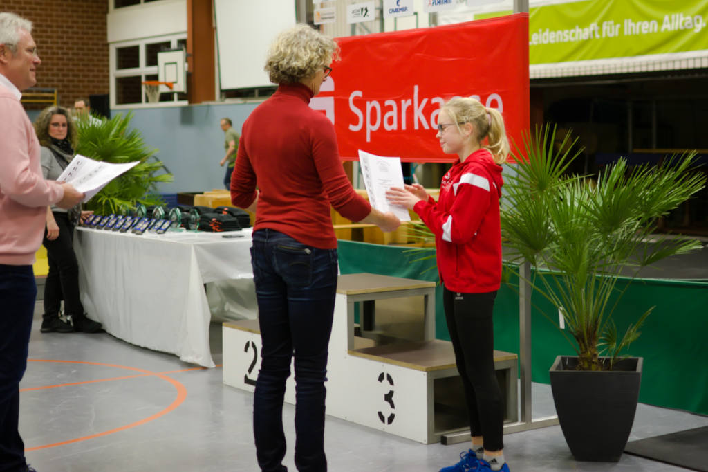 Aus den Händen von Hochsprung-Bundestrainerin Brigitte Kurschilgen erhielten die Springerinnen ihre Urkunden.
