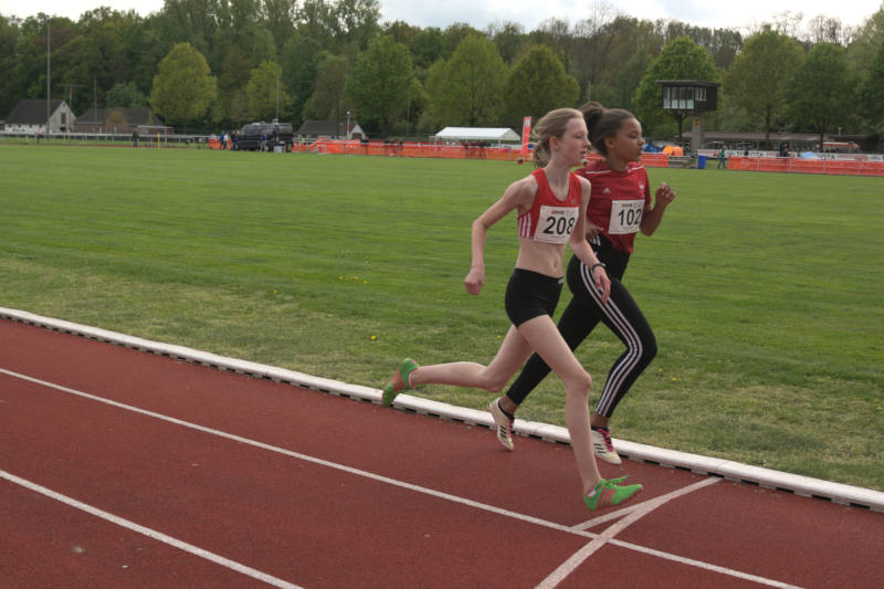 Im abschließenden 800m Lauf steigert Lisa ihre Bestleistung um 14 Sekunden.