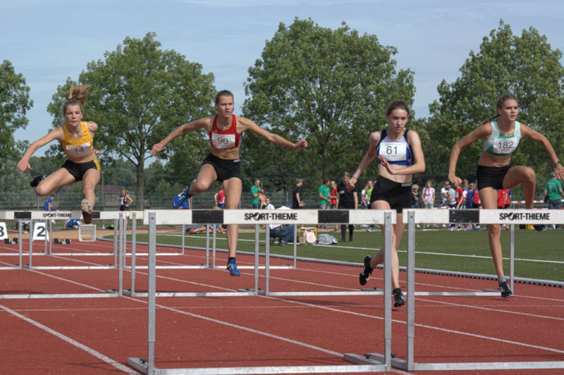 Weil es Spaß macht über die Hürden zu laufen. Am Ende Platz zwei für Annika Schulze Kalthoff im 80m Hürdenlauf der U16. 