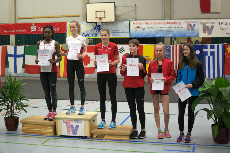 Siegerehrung der weiblichen Jugend W14. Bronzemedaille und Ü-Ei für Annika Schulze Kalthoff