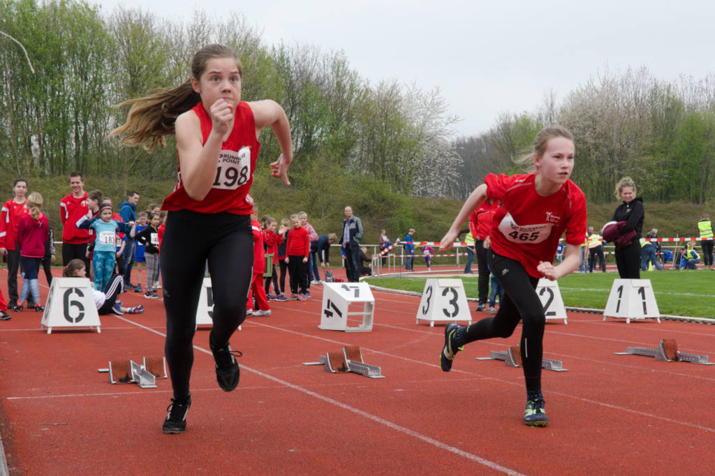 Volle Konzentration auf die Bahn: Greta Schumacher (links)  beim 75m-Sprint der W13.