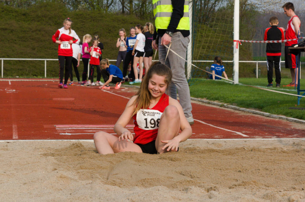 Gretas Spezialdisziplin: Wie stecke ich die Beine so tief bei der Weitsprunglandung in den Sand, dass ich kaum mehr selber rauskomme? 
