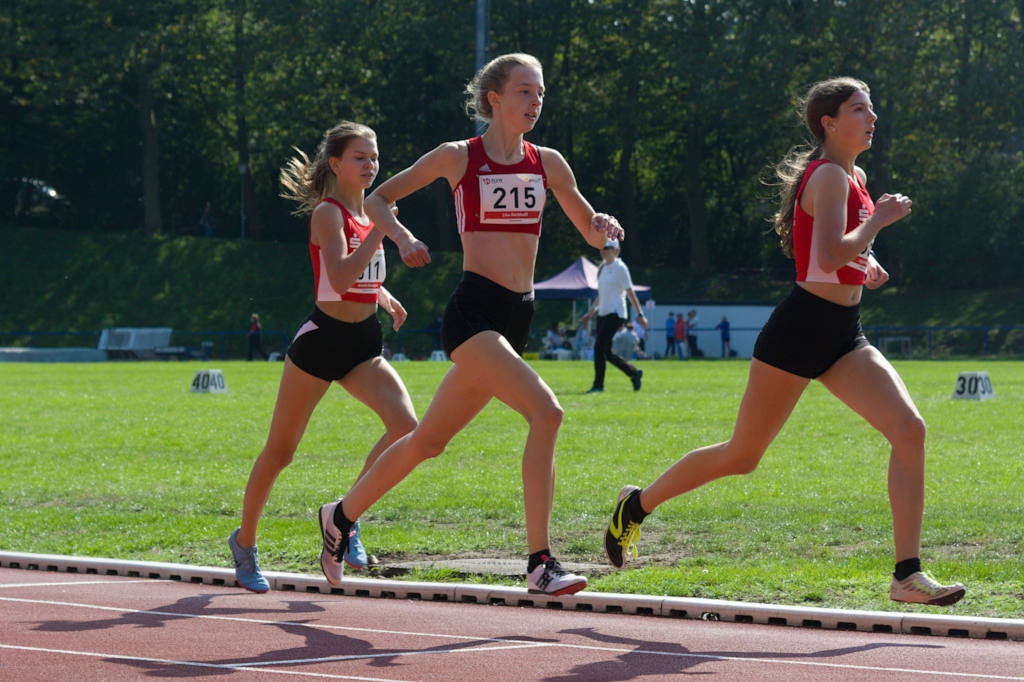 Diesmal griff Lisa schon 200m vor dem Ziel die Dortmunderin Antonia Skoruppa an und versuchte auch noch an Jagoda Wolanin vorbei zu gehen.