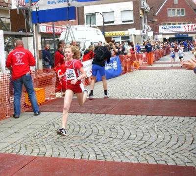 Zieleinlauf der Schülerinnen beim 13. Citylauf in Coesfeld. Nadine Thiemann, W 9, gewinnt mit deutlichem Vorsprung.