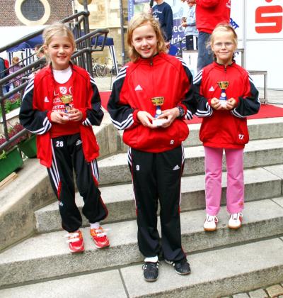 In allen drei Altersklassen des 1000 Meter Laufs der Schülerinnen lagen beim Citylauf Rosendahler Läuferinnen ganz vorn. Von links Henrieke Weiser, W 8, Nadine Thiemann, W 9 und Ricarda Hemsing, W 7.
