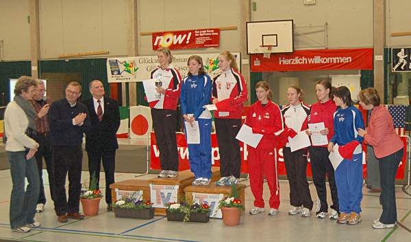 Die Siegerehrung der weiblichen Jugend B nahm in diesem Jahr die Bundestrainerin Frauenhochsprung Birgitte Kurschilgen (Erste von links) und der Vizepräsident des FLVWs Hans G. Schulz (vierter von links) vor.