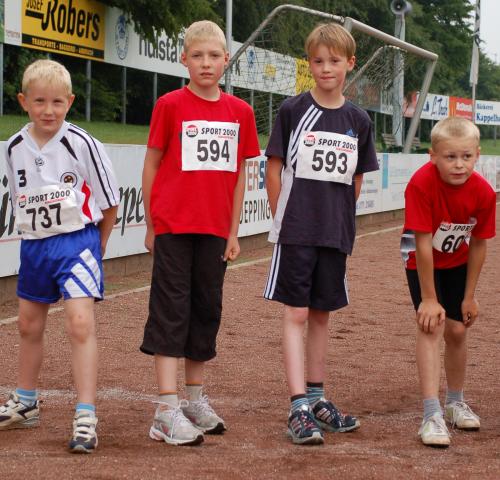 Kein Spaß vor´m Start: Hochkonzentriert warten Jan Caspers und Janis Herich auf den 1.000m Start der Achtjährigen Jungs.