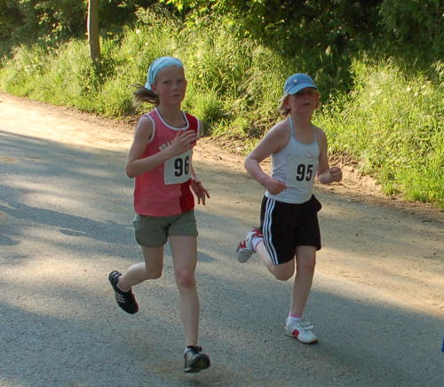 Lilli Uhlig und Hanna Droste kamen kurz nach Vanessa ins Ziel. Lilli Uhlig und Hanna Droste kamen kurz nach Vanessa ins Ziel.
