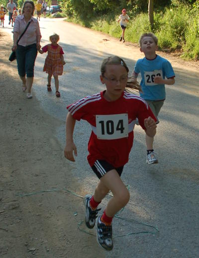 Michaela Koch und Fabian Kosters. Michaela drehte im Stadion noch einmal auf und holt noch ihre Vereinskameraden Lena Kluck ein. Michaela Koch und Fabian Kosters. Michaela drehte im Stadion noch einmal auf und holt noch ihre Vereinskameraden Lena Kluck ein.