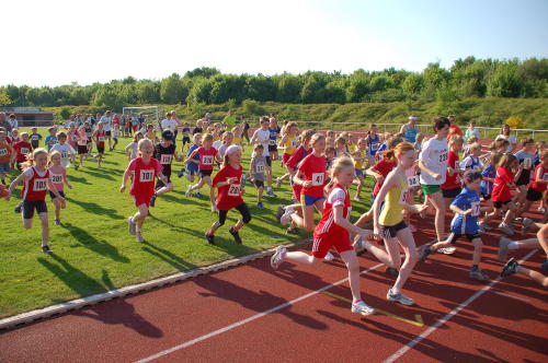 Kurz nach dem 2,5 km Start. Vorne Christina Laukötter und Heike Werschmöller, links laufen Anna Uhlig (105) und Ricarda Hemsing (101), weiter hinten Lilli Uhlig und Hanna Droste. Kurz nach dem 2,5 km Start. Vorne Christina Laukötter und Heike Werschmöller, links laufen Anna Uhlig (105) und Ricarda Hemsing (101), weiter hinten Lilli Uhlig und Hanna Droste.