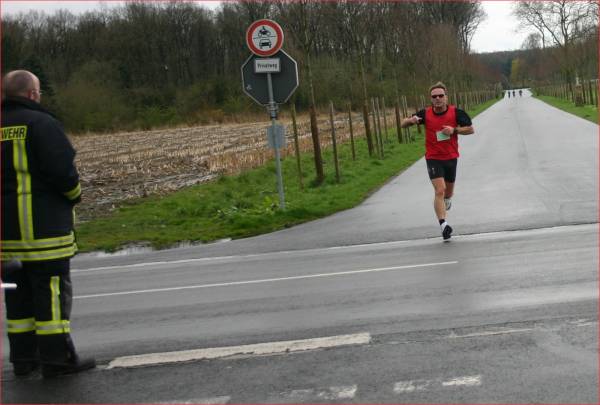 Mit riesigem Vorsprung gewann Ralf Lammerding (Turo Darfeld) den fünf Kilometer-Lauf rund um Schloss Darfeld in exakt 21:00 Minuten.