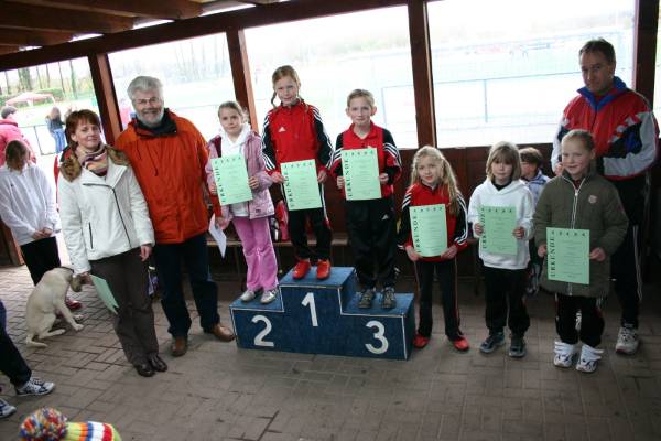 Siegerehrung mit den Siegerinnen der Schülerinnen W 8. Urkunden gab es von links für Anna Schulenkorf (Holtwick), Anna Uhlig, Mareen Rüter (beide Darfeld), Carla Weiser (Holtwick), Marlene Kelliger (Osterwick) und Linda Gembalski (Darfeld). Es gratulierten Catrin Teuber (links) Hubertus Söller und Herbert Kortüm.