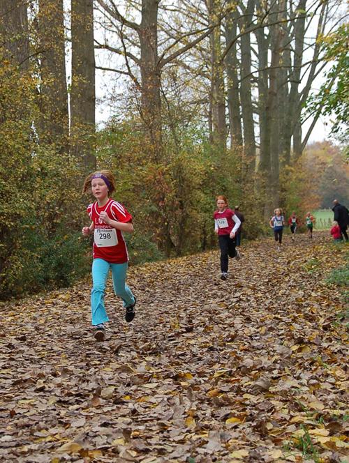 Anna Uhlig stürmt durch das Herbstlaub auf den zweiten Platz in ihrem Lauf und ihrer Altersklasse