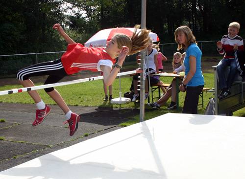 Mit übersprungenen 1,28 Meter gewann Henrike Weiser, W 12, den Hochsprungwettbewerb der Schülerinnen W 12. Die Holtwickerin gewann alle sechs möglichen Titel.