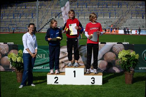 Auf der obersten Siegertreppe konnte sich Ricarda Hemsing beim Hussel-Meeting in Hagen sowohl über ihren Hochsprungsieg als auch über süße Beigaben freuen.