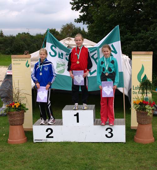 Auf die oberste Siegertreppe durfte Carla Weiser bei den Kreismeisterschaften in Olfen steigen. Die zehnjährige Holtwickerin gewann den Kreistitel im Hochsprung. Die Bronzemedaille ging an Maike Schulenkorf (rechts).